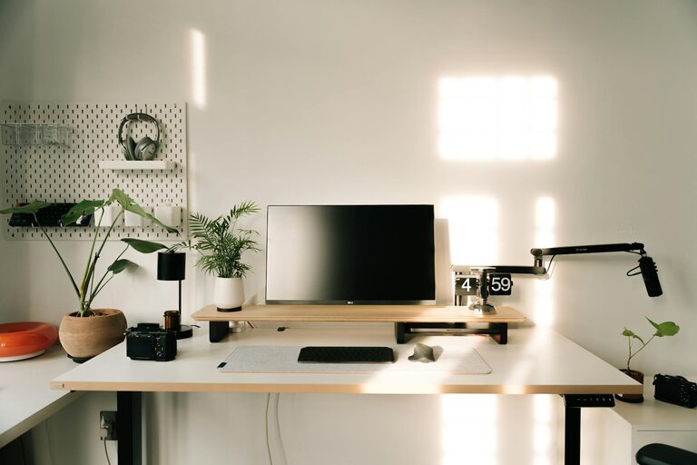 Consejos prácticos para organizar tu espacio de trabajo en casa y mejorar la productividad
