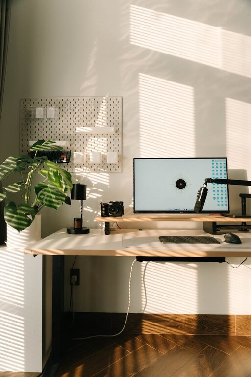 Consejos prácticos para organizar tu espacio de trabajo en casa y aumentar la productividad